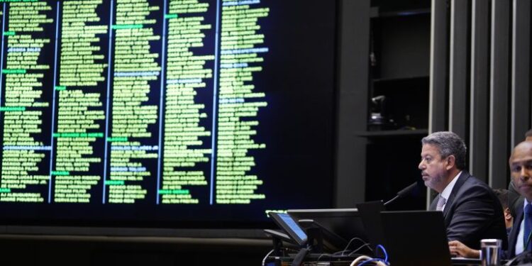 Texto-base da PEC da Transição é aprovado em primeiro turno na Câmara