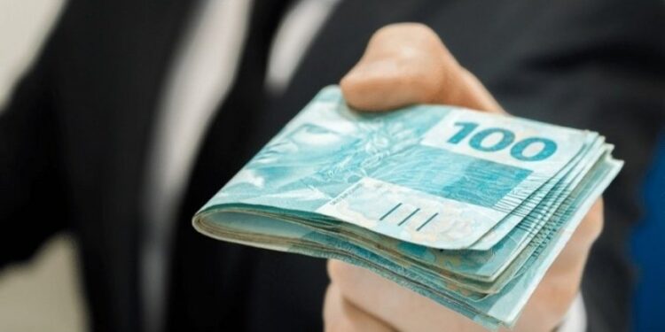 Aumento do consignado de servidores federais vira lei