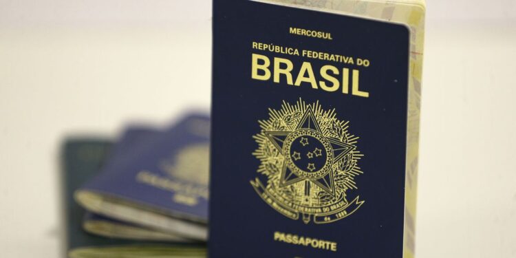 Fila para emissão do passaporte passa de 108 mil pessoas