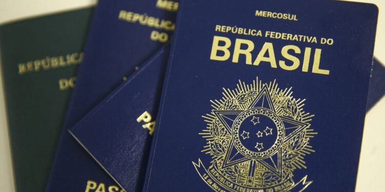 Polícia Federal anuncia normalização na emissão de passaportes