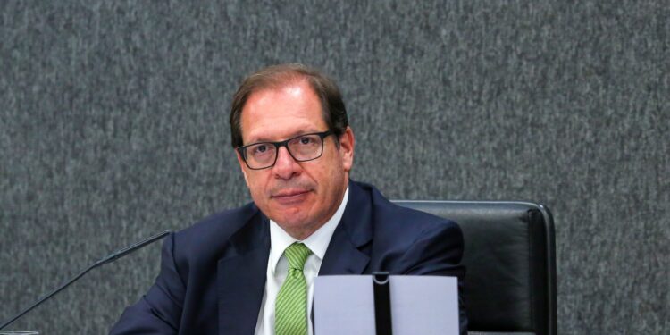 Corregedor Nacional de Justiça manda suspender perfis de magistrada em redes sociais por postagem política