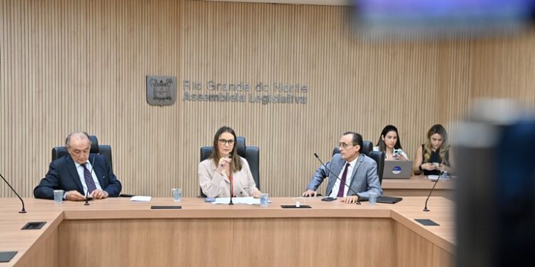 Projeto analisado na CCJ da Assembleia garante à mulher direito da presença de acompanhante em consultas e exames