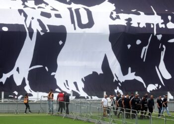 Corpo do Rei Pelé começa a ser velado na Vila Belmiro