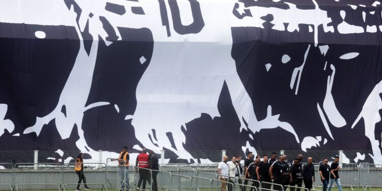 Corpo do Rei Pelé começa a ser velado na Vila Belmiro