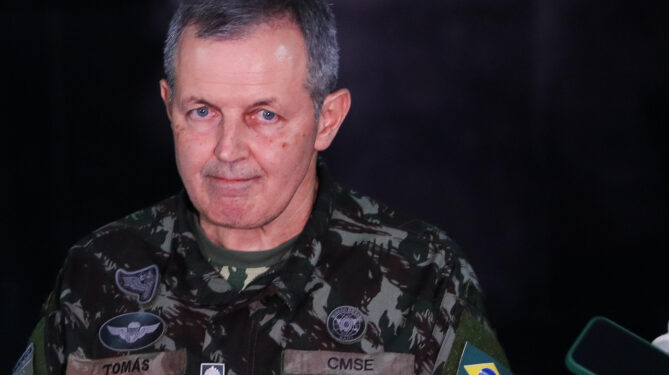 Novo comandante do Exército convoca primeira reunião de cúpula do Exército sob seu comando