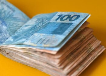 Salário mínimo de R$ 1.320 deve ser liberado em maio, segundo Ministério