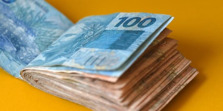 Salário mínimo de R$ 1.320 deve ser liberado em maio, segundo Ministério