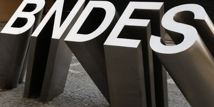 Conselho aprova nomes de Mercadante para presidente do BNDES