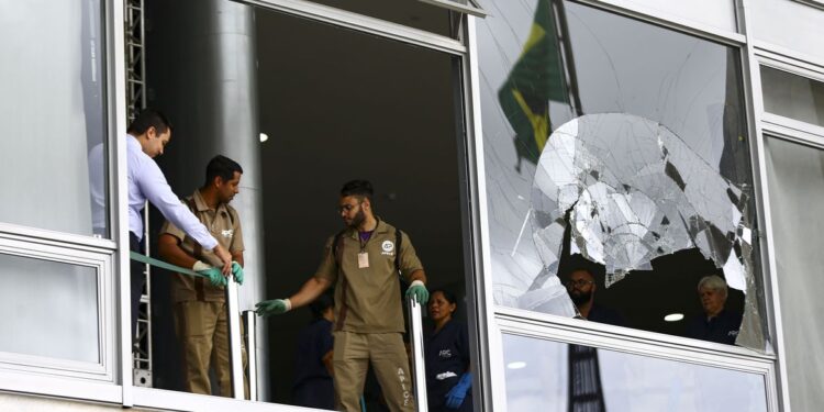 R$ 6,5 milhões de acusados de financiar ataques em Brasília são bloqueados pela Justiça