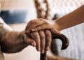Universitário conquista direito a transferência de faculdade para cuidar do pai com Doença de Parkinson