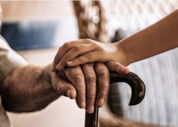 Universitário conquista direito a transferência de faculdade para cuidar do pai com Doença de Parkinson