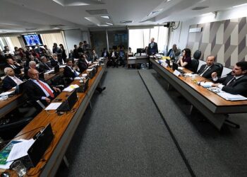 Oposição quer derrubar decreto que restringe armas. Governistas elogiam