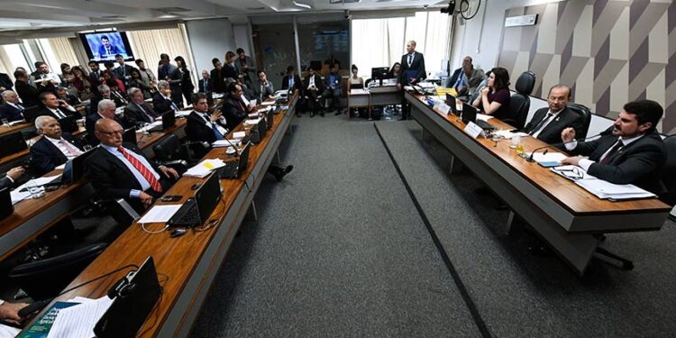 Oposição quer derrubar decreto que restringe armas. Governistas elogiam