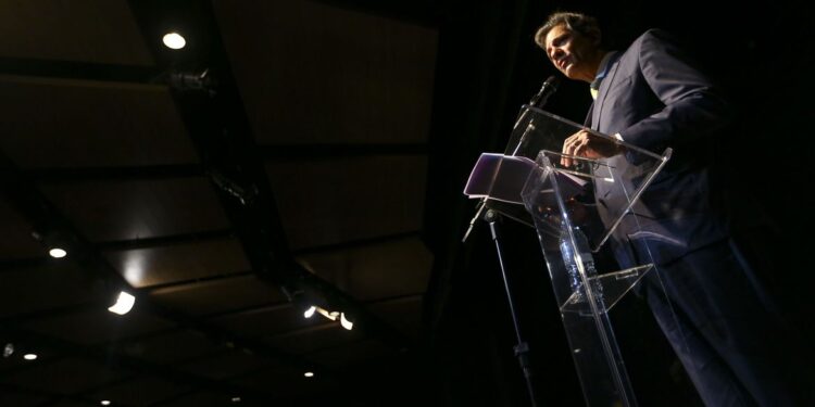 Haddad toma posse na Fazenda e fala em democratizar acesso ao crédito