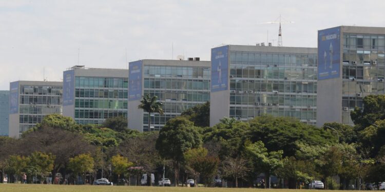 Diário Oficial publica decretos com exonerações de ministros