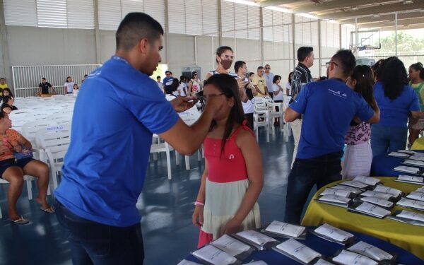 Alunos do Sesc RN recebem doação de óculos