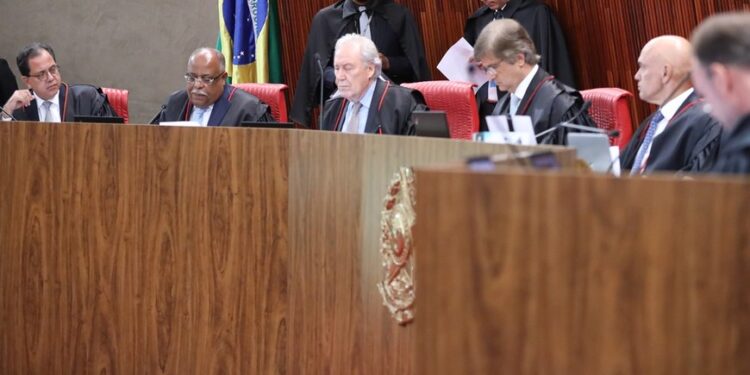 Inclusão de minuta de decreto de Estado de Defesa em ação de investigação contra Bolsonaro é mantida pelo TSE