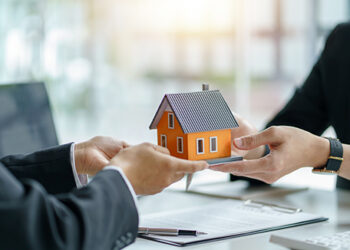 Em contrato de compra e venda de imóvel, é lícito às partes estipular correção monetária das parcelas pela Selic