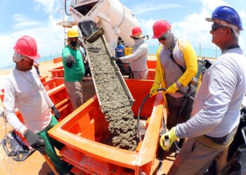 Produção de blocos em obra de proteção costeira de Ponta Negra entra em ritmo acelerado
