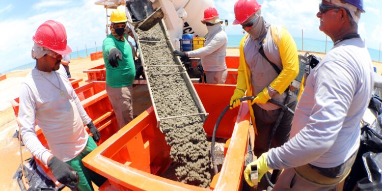 Produção de blocos em obra de proteção costeira de Ponta Negra entra em ritmo acelerado