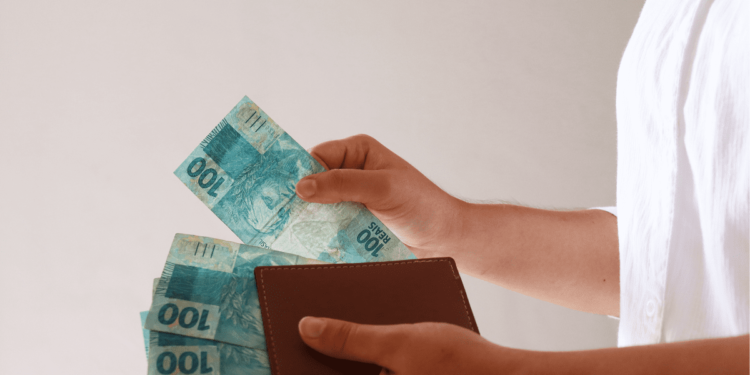 Servidores públicos terão reajuste no salário e no auxílio-alimentação