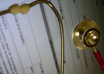 Plano de saúde deve indenizar irmão de paciente vítima da COVID-19 por negar fornecimento de medicamento