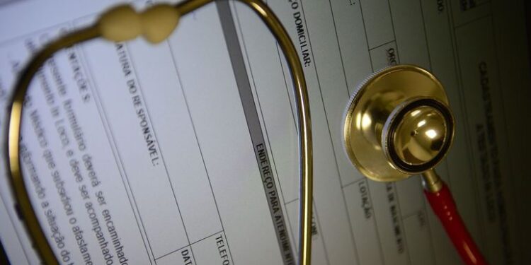 Plano de saúde deve indenizar irmão de paciente vítima da COVID-19 por negar fornecimento de medicamento