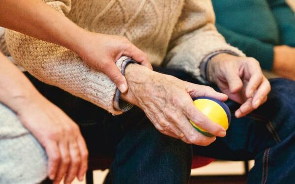 Idosa com dificuldade de se alimentar por ter bruxismo deve ter tratamento fornecido por plano de saúde