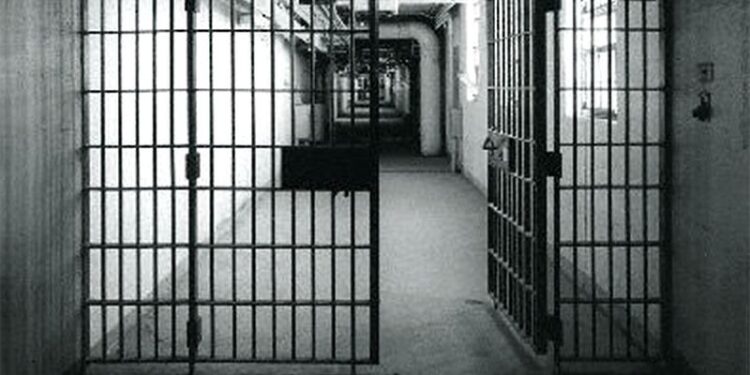 Homem preso com armamento ilícito obtém redimensionamento da pena