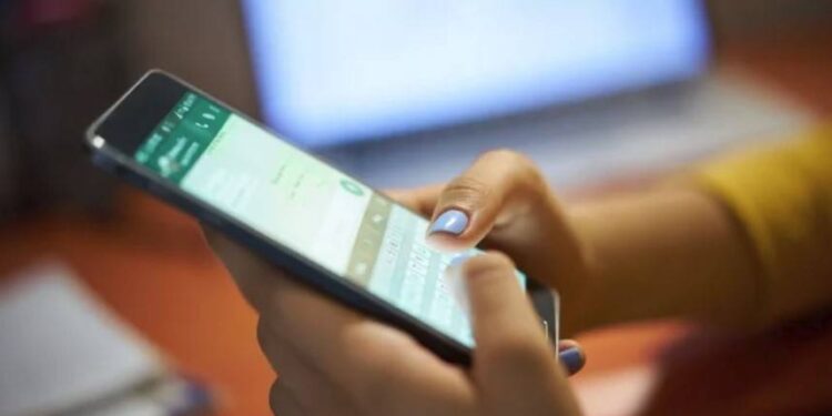 Trabalhador tem justa causa por resposta agressiva a chefe em grupo de Whatsapp