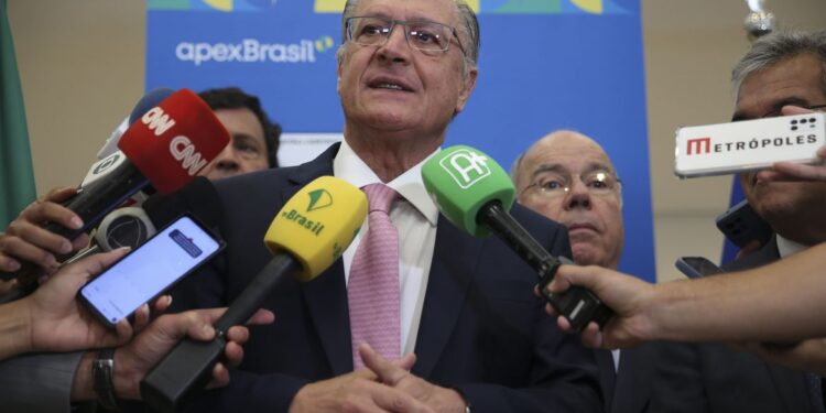 Novo arcabouço fiscal considerará superávit e dívida, diz Alckmin