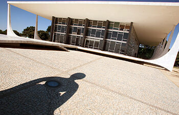 STF concede liberdade provisória a mais 130 denunciados pelos atos terroristas de 8 de janeiro