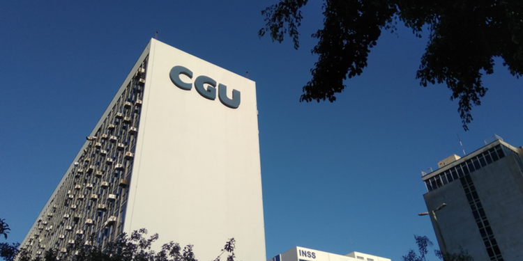 CGU decide retirar sigilo de cartão de vacina de Jair Bolsonaro