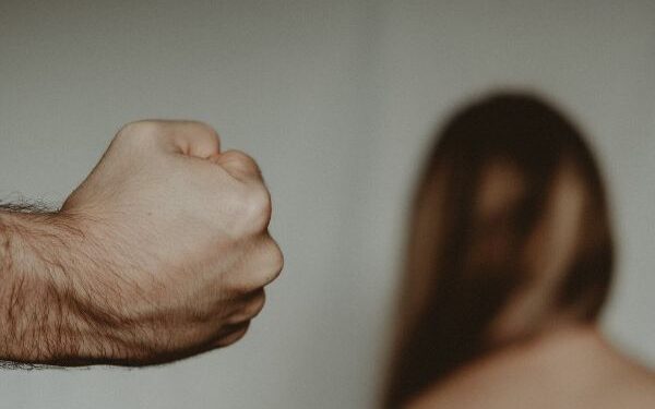 Padrasto e vizinho que abusavam sexualmente de criança na região Oeste são condenados