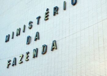 Fazenda reduz previsão oficial de crescimento do PIB para 1,61%