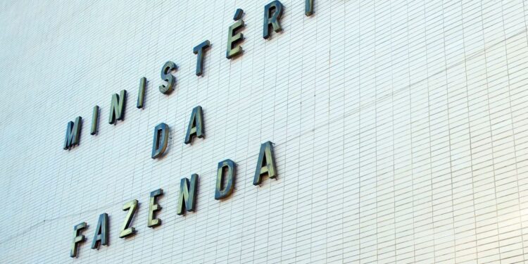 Fazenda reduz previsão oficial de crescimento do PIB para 1,61%