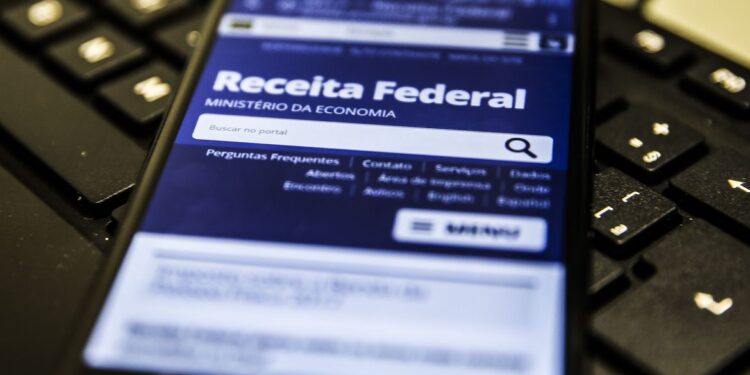 Fim da obrigatoriedade de declarar ações no IR exige atenção
