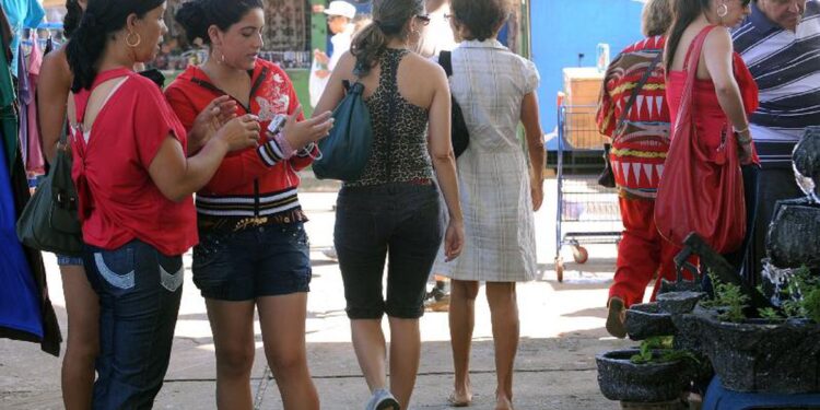 Presidente anuncia projeto para igualar salários de homens e mulheres