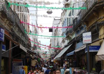 Confiança do consumidor sobe 2,5 pontos em março