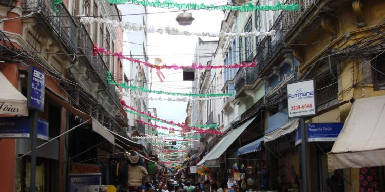 Confiança do consumidor sobe 2,5 pontos em março