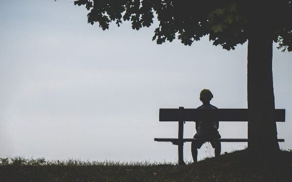 Justiça confirma afastamento de homem de residência por importunação à mãe idosa