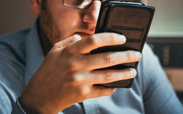 Cliente de operadora de telefonia móvel será indenizado após bloqueio indevido de linha