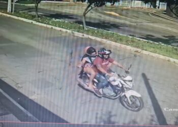 Polícia Civil divulga imagens em que casal em moto realiza assaltos no bairro de Candelária; homem foi identificado e preso