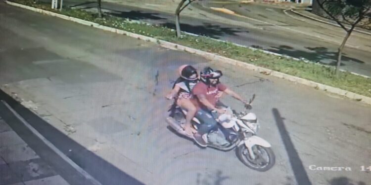 Polícia Civil divulga imagens em que casal em moto realiza assaltos no bairro de Candelária; homem foi identificado e preso