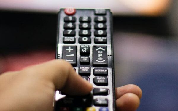 Consumidor será indenizado após ficar sem serviço de TV por assinatura por erro da operadora