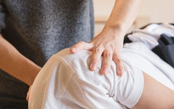 Por negar autorização para cirurgia, plano de saúde deverá indenizar idosa