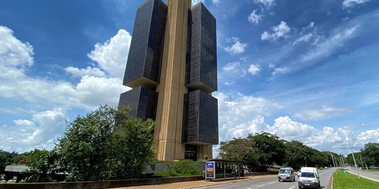 Taxa básica de juros só deve cair a partir de agosto, avalia IFI