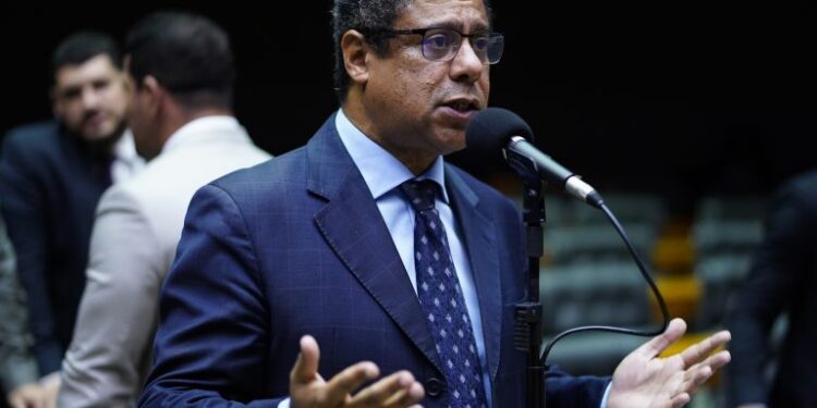 Relator apresenta novo parecer ao Projeto das Fake News; texto será votado na terça