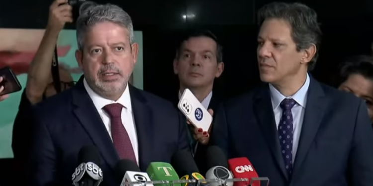 Lira recebe projeto com novas metas ficais no Planalto e prevê votação até 10 de maio