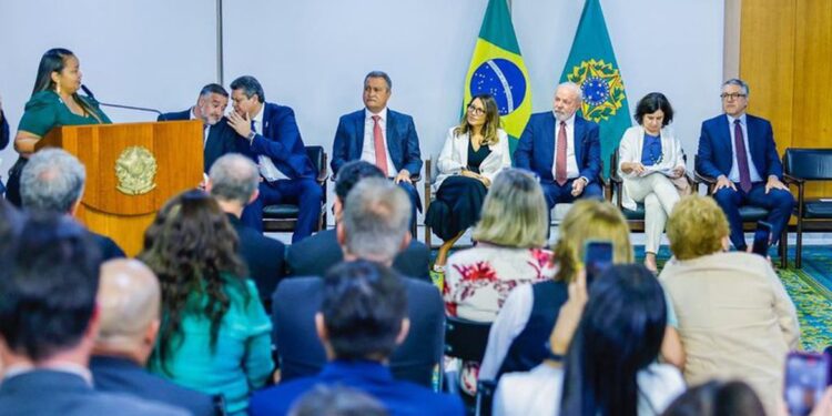 Lula assina projeto de lei que garante verba para piso da enfermagem